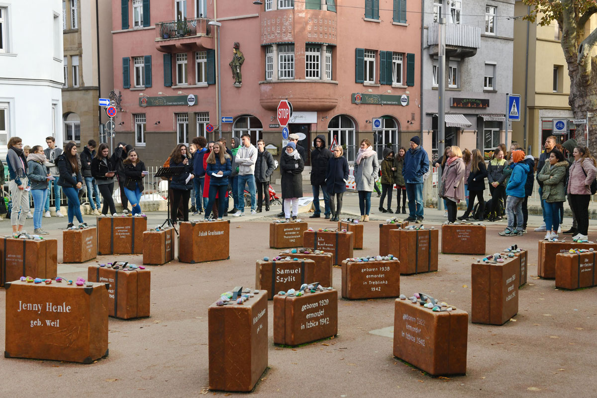 Eine Informationsveranstaltung mit Jugendlichen und Erwachsenen auf dem Synagogenplatz Ludwigsburg.